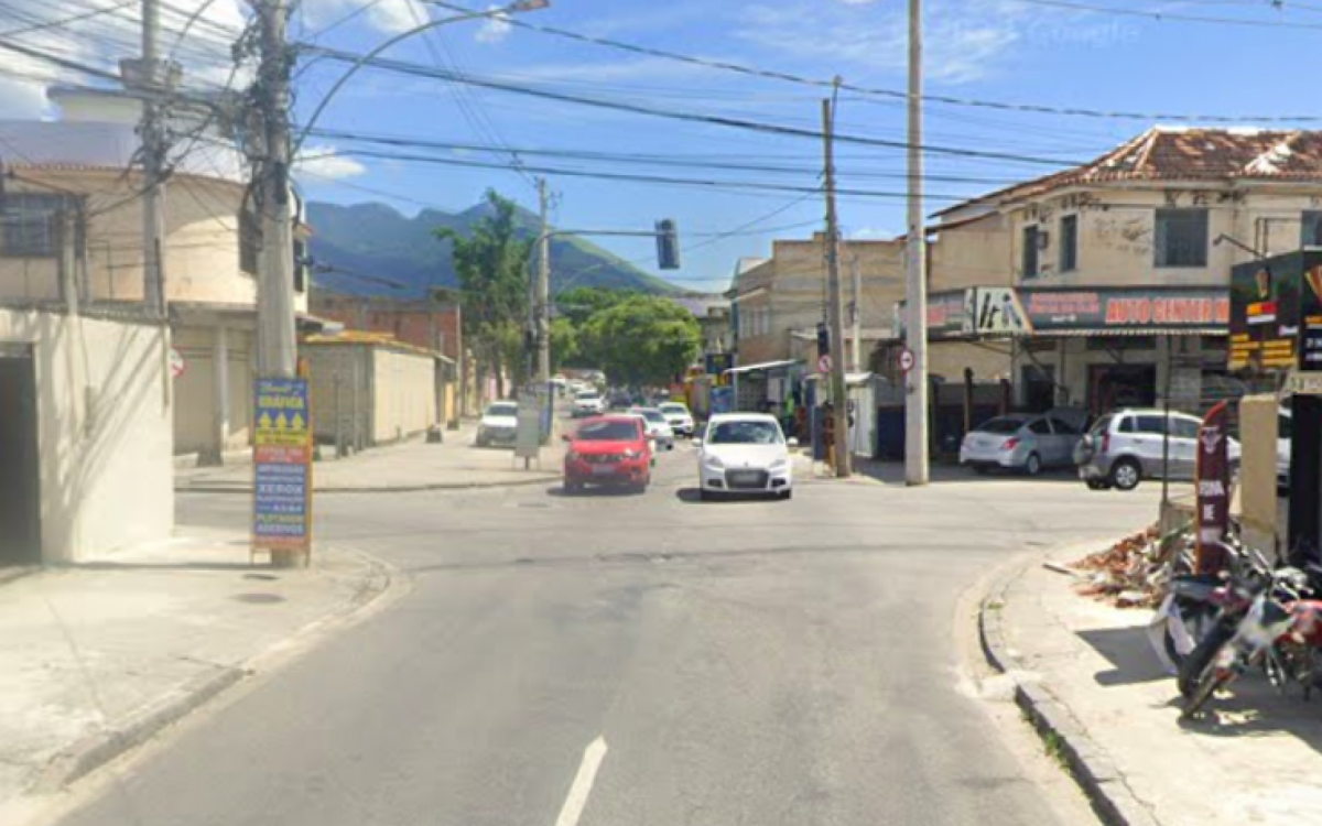 Colis&atilde;o aconteceu neste cruzamento em Magalh&atilde;es Bastos, na Zona Oeste