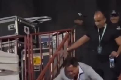 Leonardo cai da escada saindo de show e vira meme: 'Cachaça não é agua'