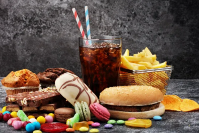 Consumo de produtos ultraprocessados causa seis mortes por hora no país