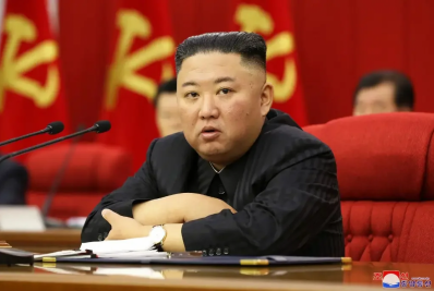 Kim Jong-un é flagrado com celular moderno durante teste de míssil