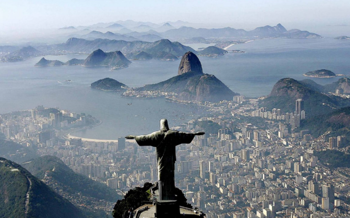 Cristo Redentor de braços abertos para a paisagem