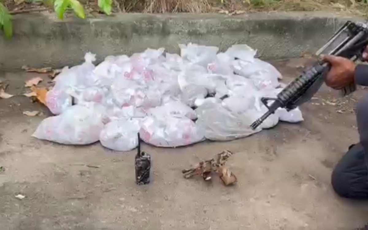 Pistola, drogas e r&aacute;dio transmissor apreendidos durante a&ccedil;&atilde;o na comunidade Jorge Turco