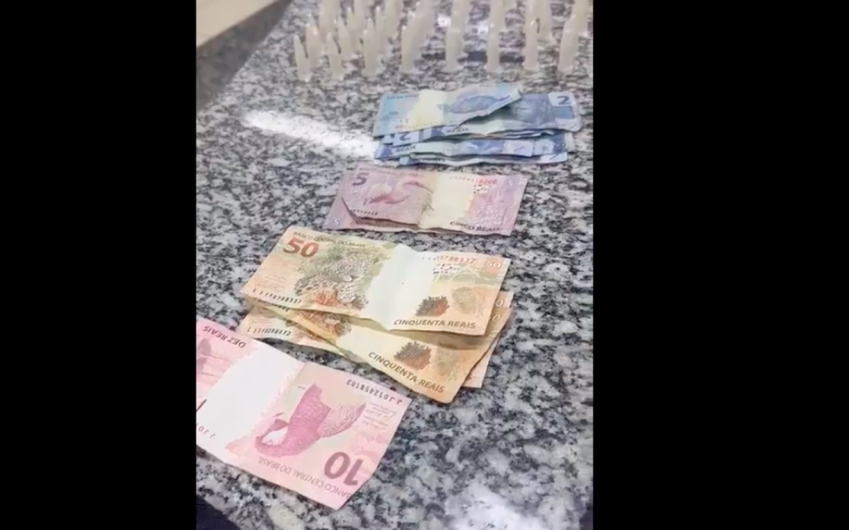 Na a&ccedil;&atilde;o, os policiais apreenderam 184 pinos de coca&iacute;na e dinheiro em esp&eacute;cie