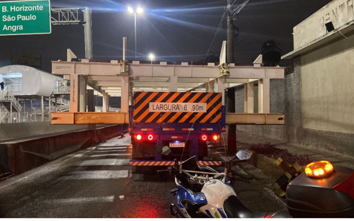 Carreta que transportava uma estrutura met&aacute;lica ficou presa na pista lateral da Avenida Brasil
