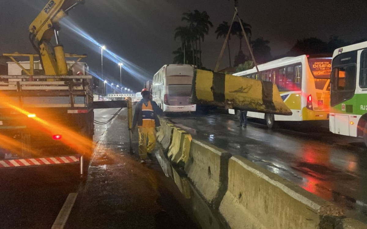 Muretas m&oacute;veis sendo retiradas para o desvio do tr&acirc;nsito