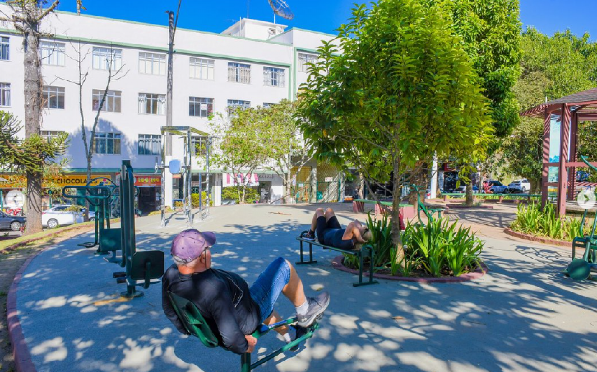Praça Nilo Peçanha, no Alto, foi a primeira a receber a Academia ao Ar Livre. Oito praças da cidade e interior serão contempladas com o equipamento. - Bruno Nepomuceno