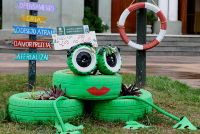 Transformação do lixo em peças de arte e placas de madeira demonstra importância da reciclagem