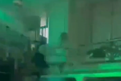 Vídeo: 'Batman' despenca de teto de casa de festa em Campo Grande e se machuca