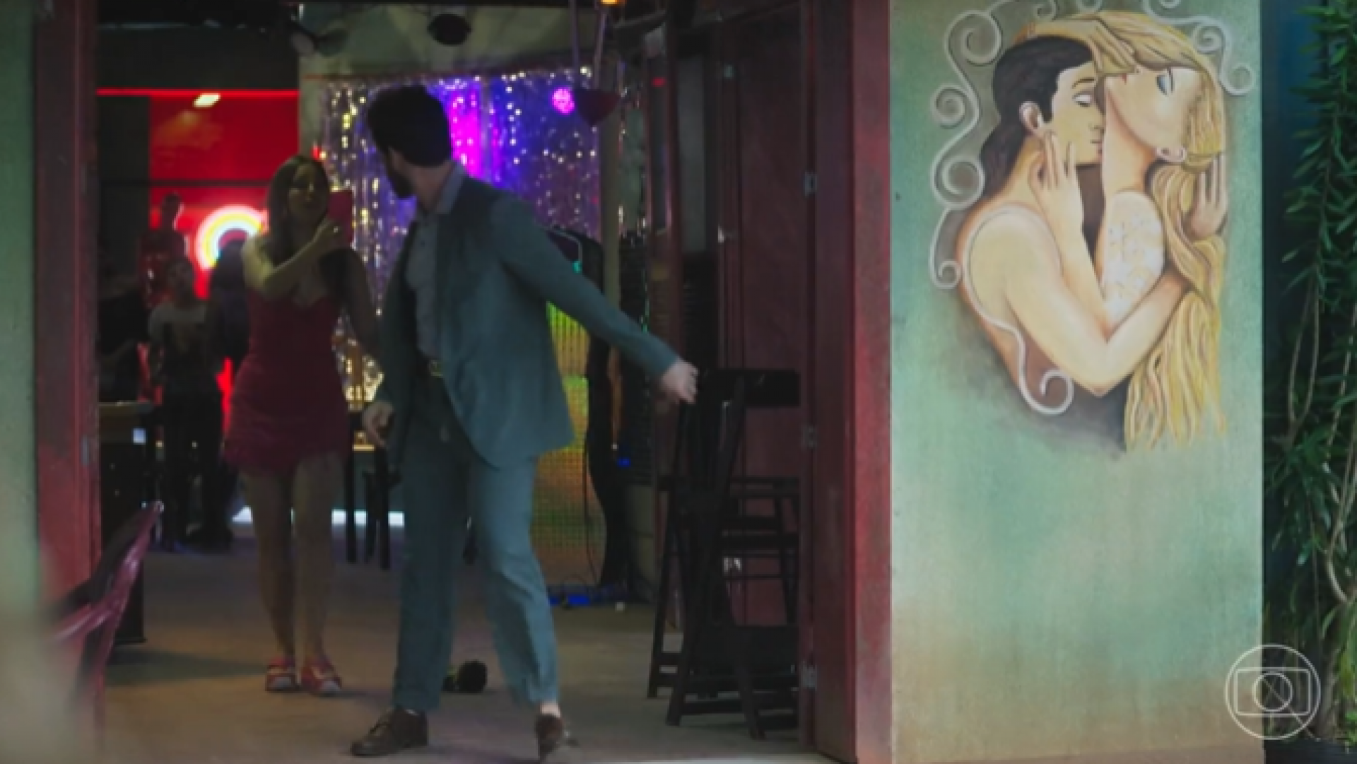 Luigi e Berenice durante cena em que foi usado o meme 'attenzione pickpocket' - Reprodução / Twitter