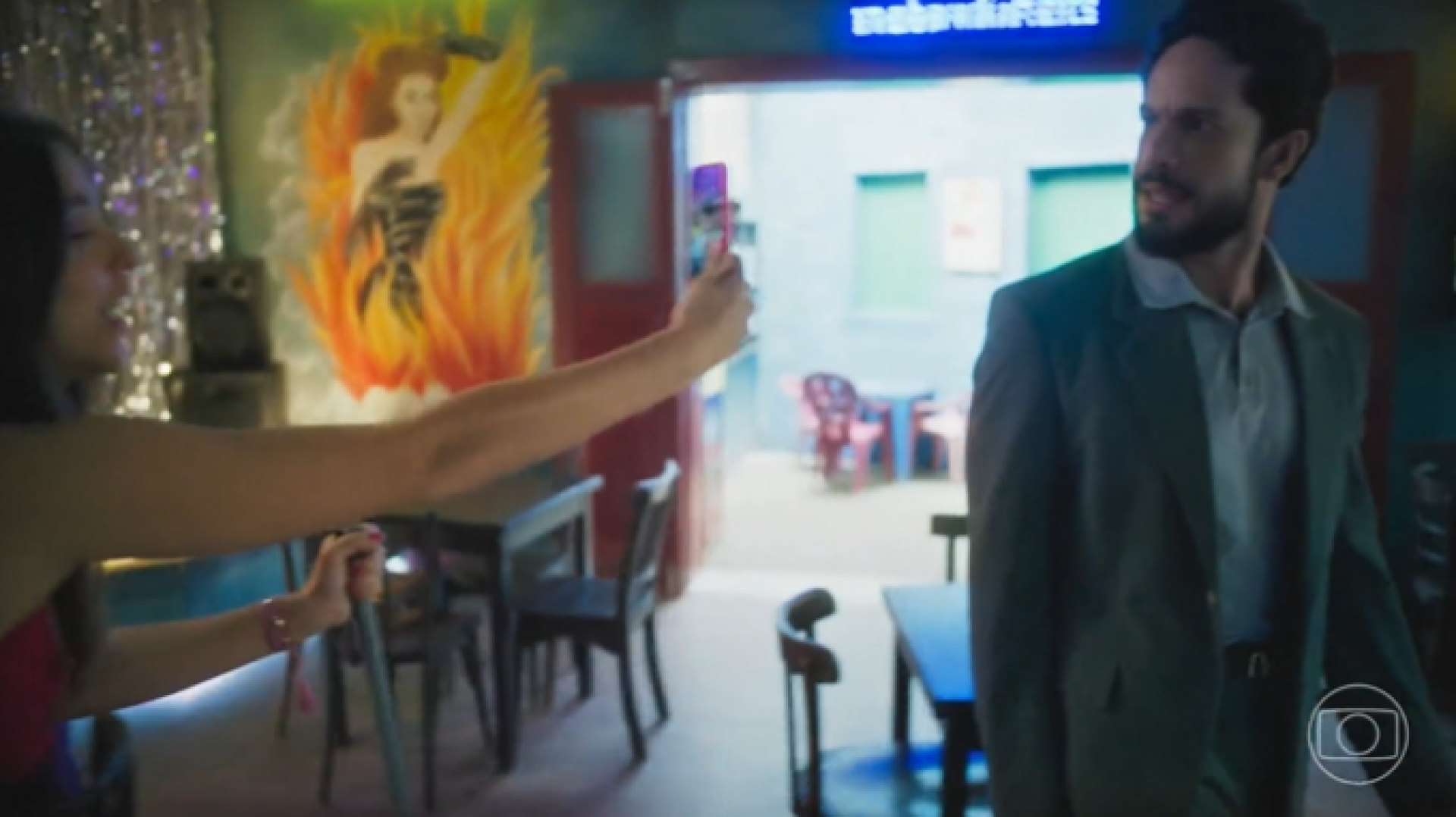 Luigi e Berenice durante cena em que foi usado o meme 'attenzione pickpocket' - Reprodução / Twitter