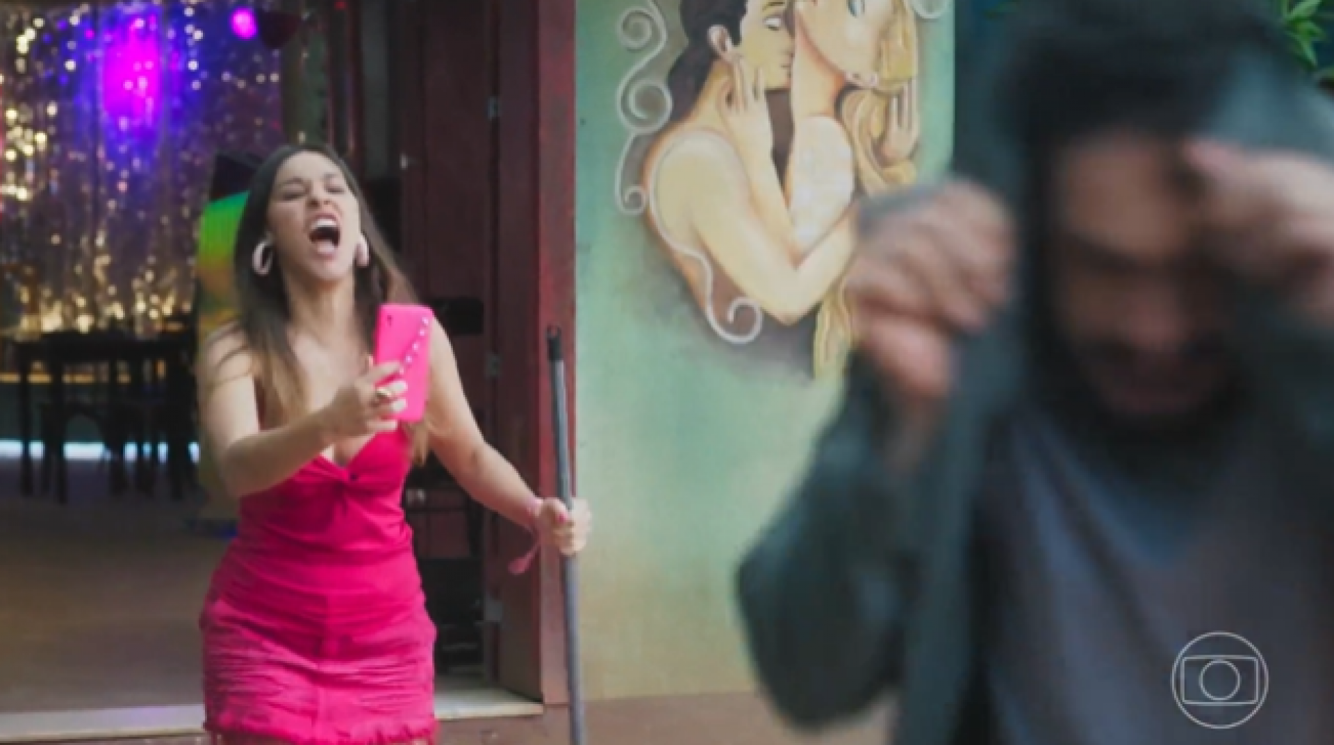 Luigi e Berenice durante cena em que foi usado o meme 'attenzione pickpocket' - Reprodução / Twitter