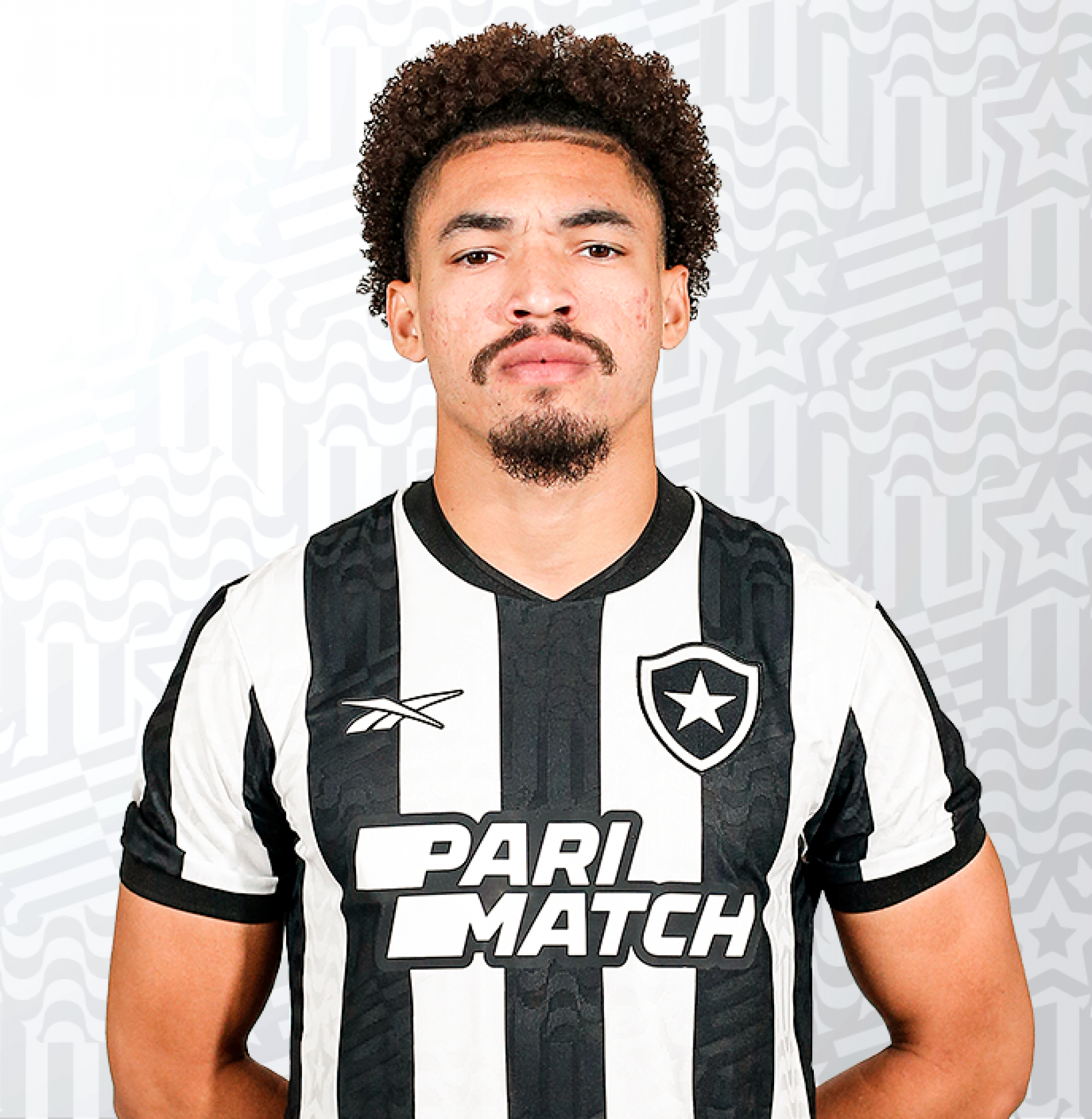 Nova camisa listrada do Botafogo, com Adryelson como Modelo. - Foto: Divulgação/Botafogo