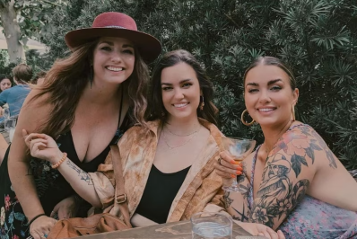 EUA: Trigêmeas separadas no nascimento se conheceram aos 11 anos: 'foi como olhar no espelho'