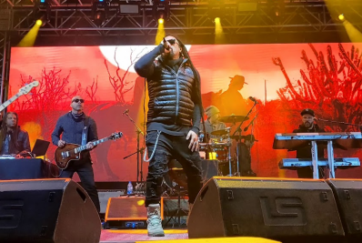 Marcelo Falcão levantou o público em show na noite deste sábado (29) pelo Festival Sesc de Inverno