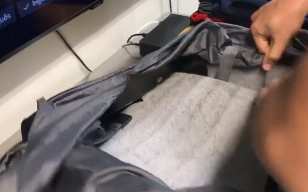 Policiais identificaram a droga oculta no forro da bagagem despachada pelo homem - Divulga&ccedil;&atilde;o / Pol&iacute;cia Federal