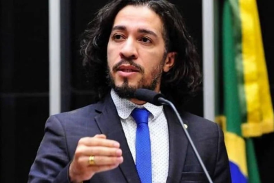 Jean Wyllys joga cerveja em pré-candidata a vereadora após abordagem na Parada LGBT+