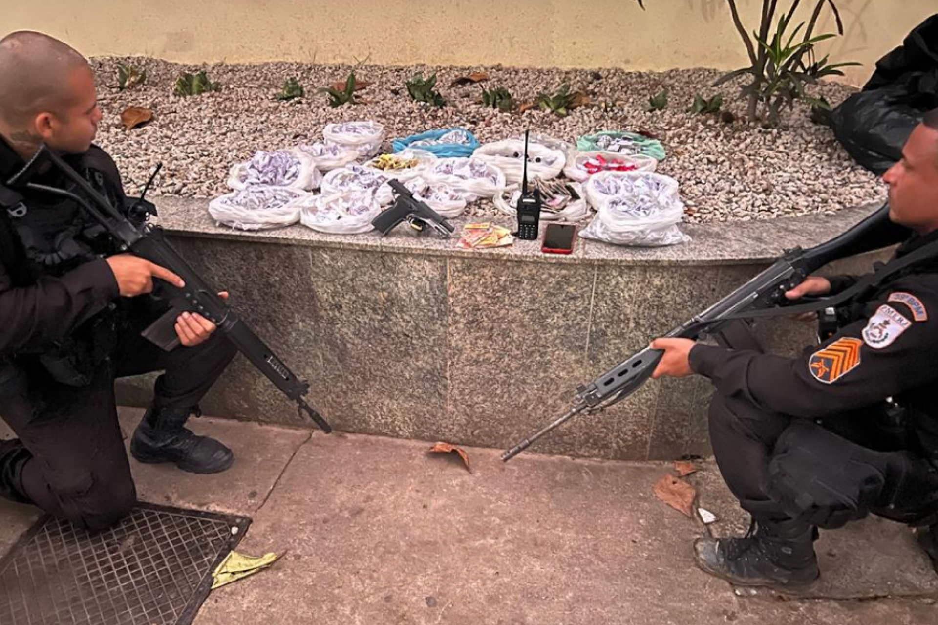 Material apreendido durante opera&ccedil;&atilde;o na comunidade do Castelar - Divulga&ccedil;&atilde;o / Pol&iacute;cia Militar