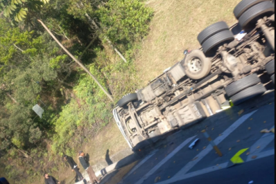 Caminhão tomba na Serra de Petrópolis e motorista fica preso às ferragens
