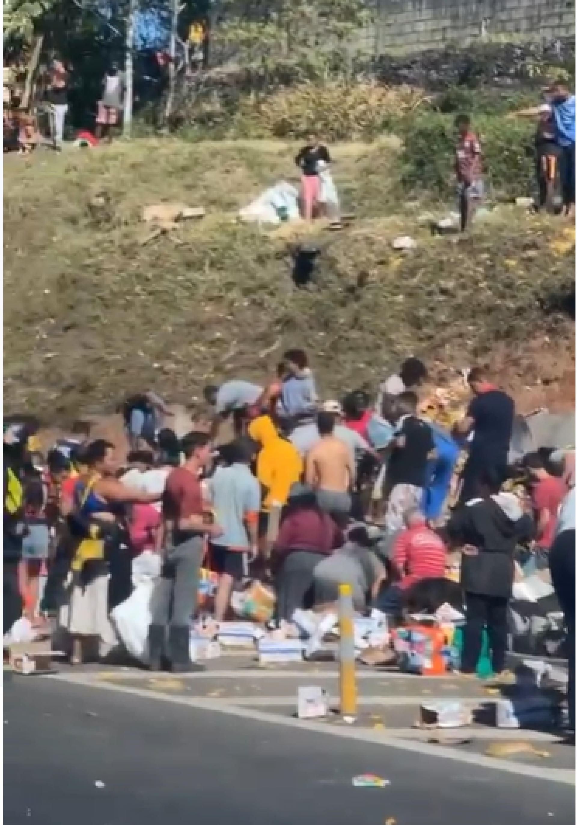 Dezenas de pessoas foram até o local saquear os doces