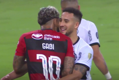Vídeo: Gabigol dá beijo em adversário e cena viraliza nas redes sociais