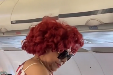 Alcione anima passageiros de voo atrasado com 'show' particular