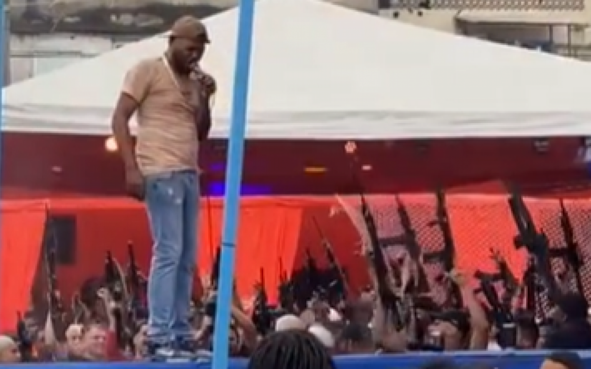 Baile funk no Complexo da Mar&eacute; mostra homens armados com fuzis na plateia
