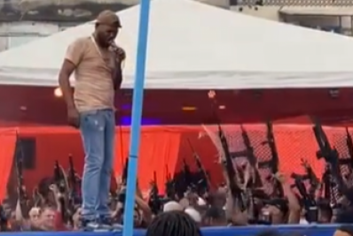 Delegado publica vídeo de baile funk com homens armados de fuzil na Maré