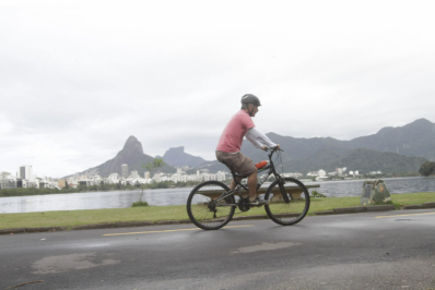 Tempo instável no Rio traz rajadas de vento, chuva e ressaca