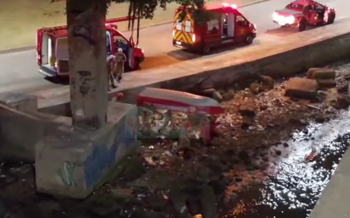 Bombeiros realizaram o resgate por meio de barco