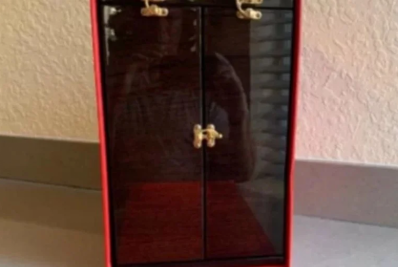 Pai de Mauro Cid deixa rosto aparecer em reflexo de foto de escultura