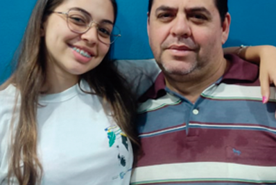 Pai e filha se preparam para formatura na mesma escola em Costa Barros