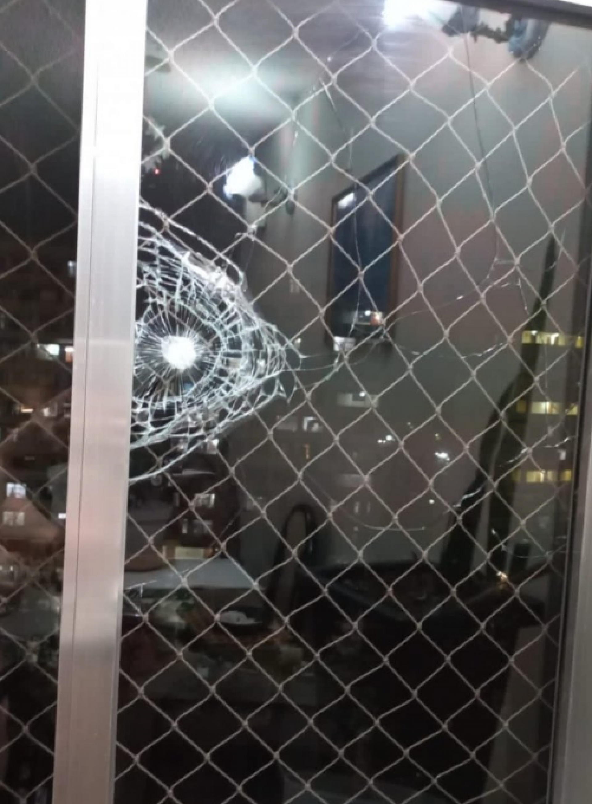 Tiro de fuzil atingiu janela de morador no Morro Jordão