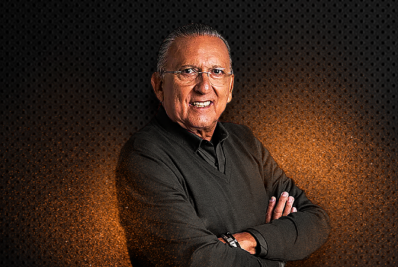 Do microfone e das pistas para a Solidariedade: