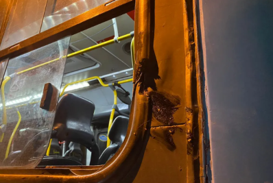 Estudante de 13 anos morre ao colocar cabeça para fora da janela em ônibus