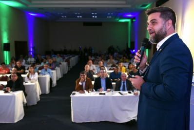 Prefeito ressalta avanços na economia e recebe comenda durante Convenção de CDLs