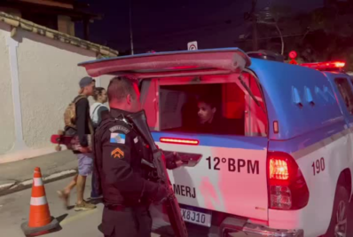 Casal suspeito de assaltar residências é preso pela PM em Maricá