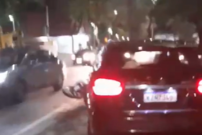 Mulher foge da Lei Seca, dirige na contramão, atropela moto e é parada pela PM na Lagoa