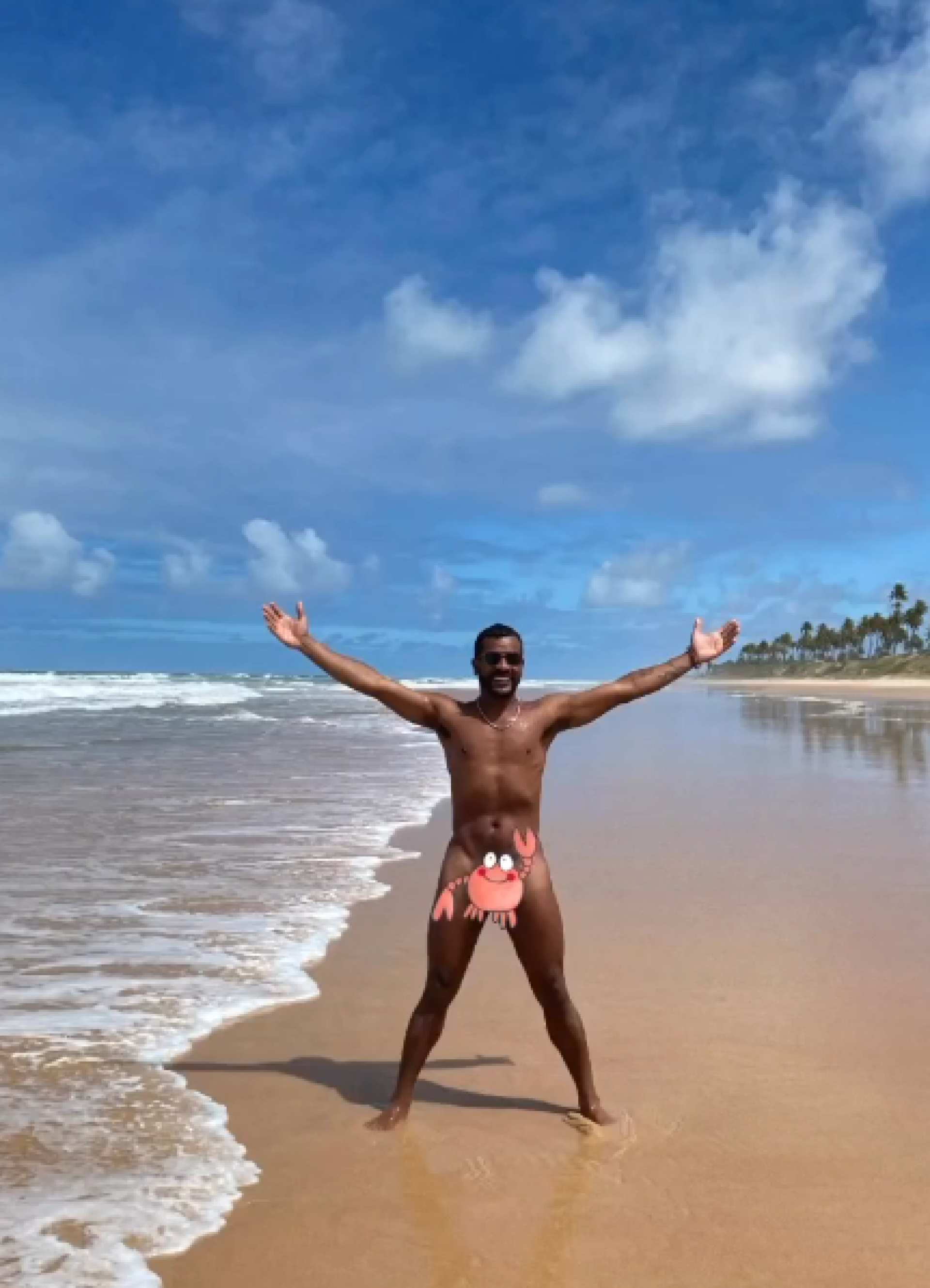 Samuel de Assis posta fotos em praia de nudismo na Bahia - Reprodu&ccedil;&atilde;o/Twitter