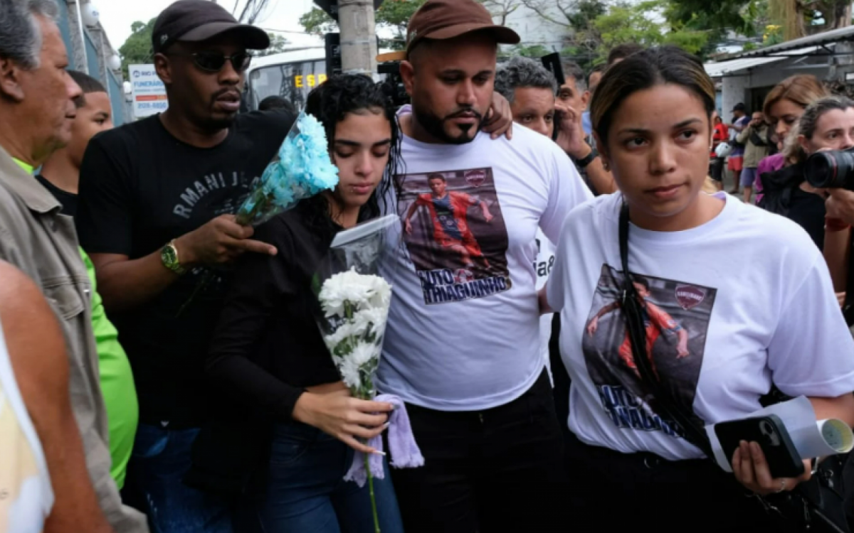 Familiares no velório do adolescente morto na Cidade de Deus