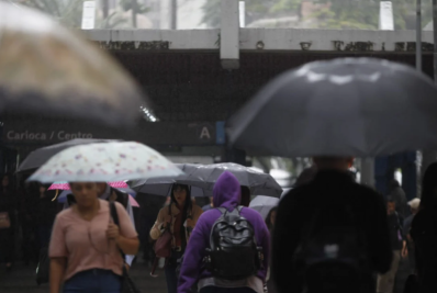 Frente fria chega ao Rio e fim de semana deve ser de tempo chuvoso
