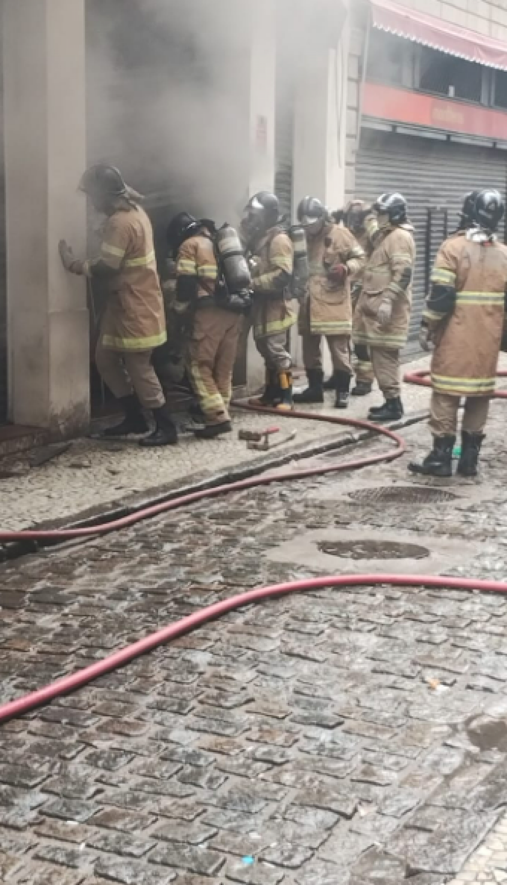 Bombeiros foram acionados às 12h12
