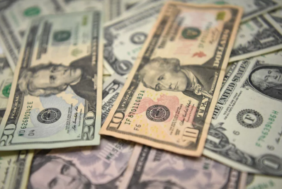 Na contramão do exterior, dólar sobe 0,30% com dúvidas sobre meta fiscal