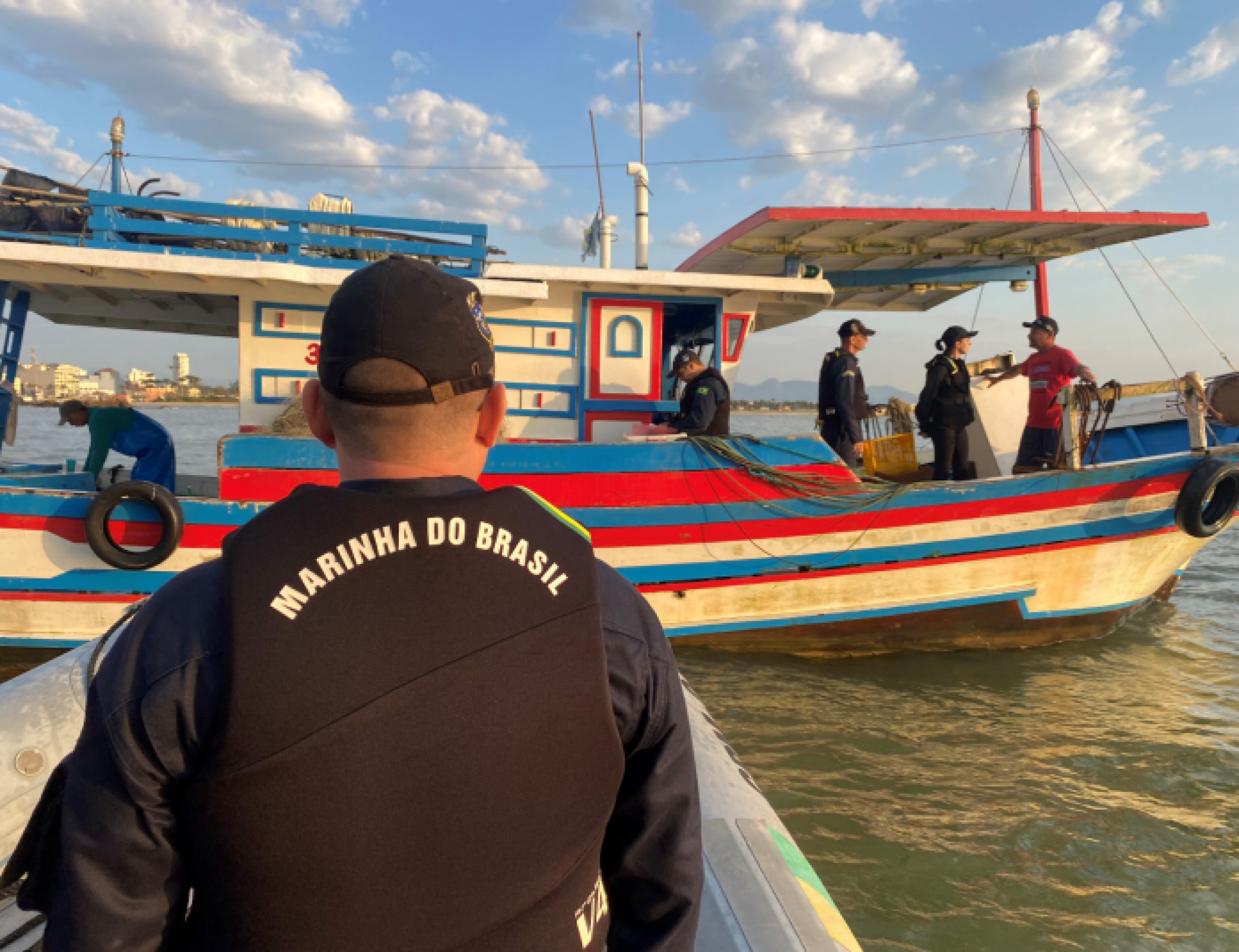 Equipe da CPM e INEA inspecionam embarcação em Operação Ágata - Foto: Divulgação