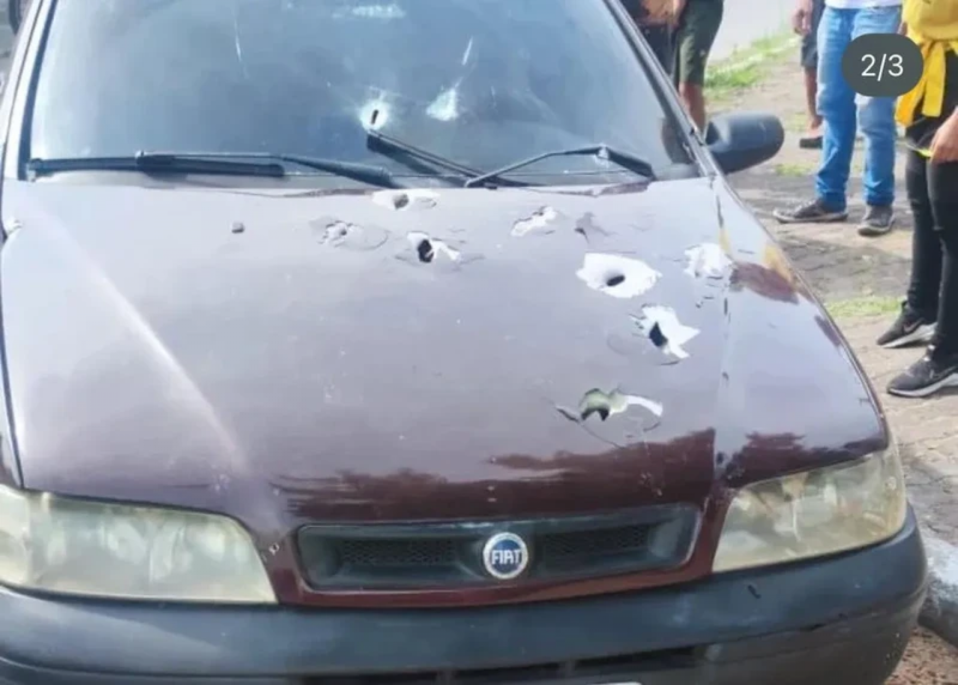 Carro onde estava mãe, filho e amiga foi alvejado a tiros durante confronto entre milicianos - Reprodução/Redes sociais