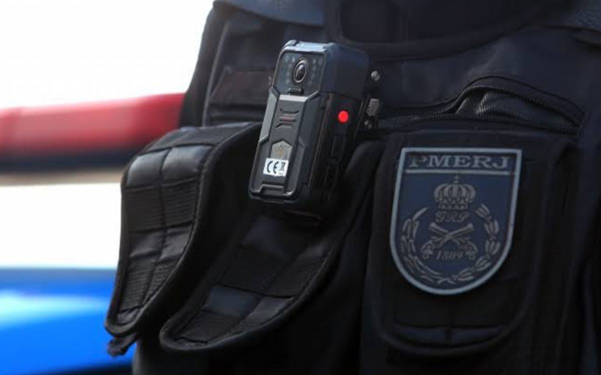 Câmera instalada no uniforme de um policial militar
