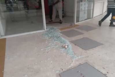 Porta da estação das barcas é atingida durante tiroteio em Charitas