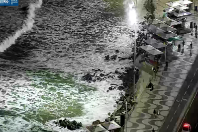 Calçadão de Copacabana tem área isolada após ressaca atingir areia