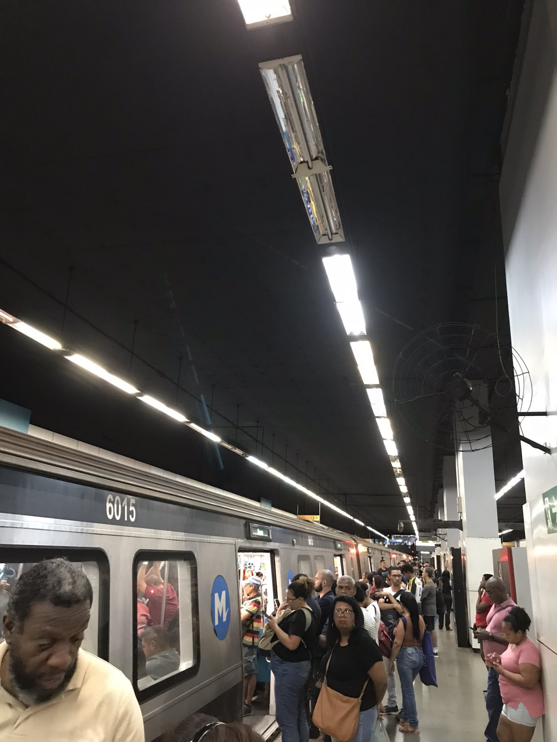 Passageiros reclamam de problemas nas linhas 1 e 2 do MetrôRio