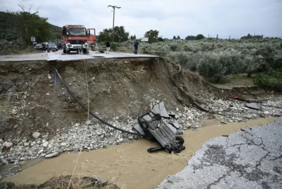 Grécia mobiliza helicópteros e barcos para resgatar moradores presos em enchentes