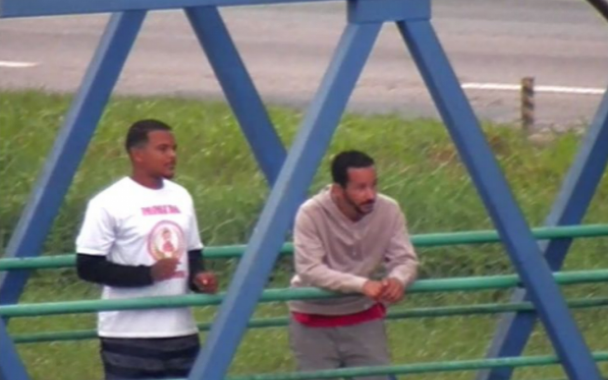 Imagens de câmeras de segurança mostram Igor e um comparsa conversando minutos antes da abordagem